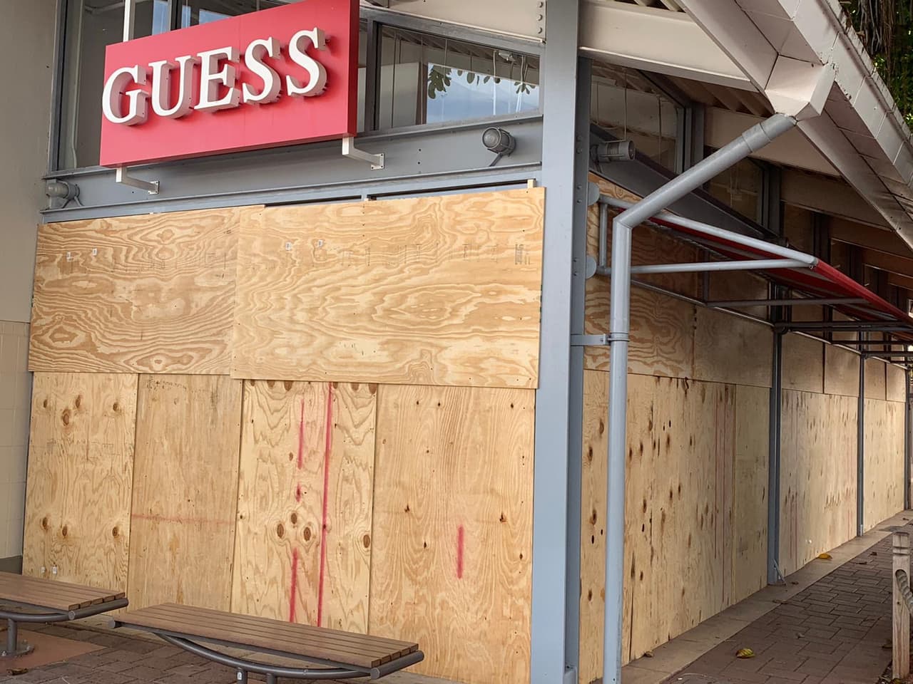 Unos de los lugares más afectados luego de las protestas fue el centro comercial Bayside, en el Downtown de Miami. 
<br>