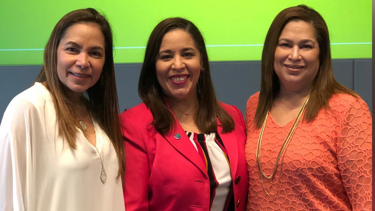 Grace Olivares, jefa del departamento de relaciones comunitarias de Univision Houston, con sus hermanos Guadalupe y Gioconda.