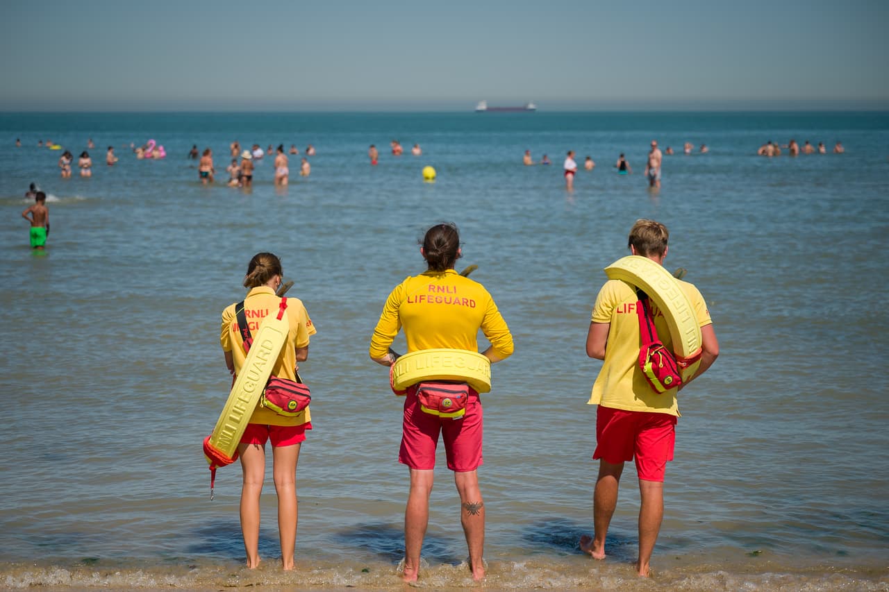 La Academia de Salvavidas comienza inmediatamente después de la prueba. La Academia de Socorrismo puede durar de 8 a 12 horas al día.