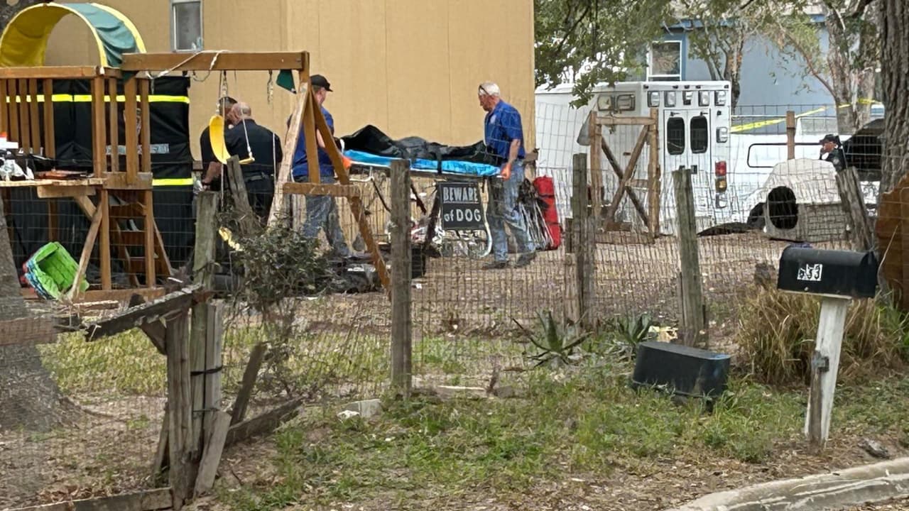 <h2 class="cms-H2-H2">¿Por qué le dan cargos a ambos adolescentes si solo uno habría disparado?</h2>
<br>
<b>Los dos adolescentes sospechosos enfrentan cargos de asesinato con posibilidad de la pena capital. </b>Ambos fueron llevados al tutelar Atascosa County Juvenile Detention Center.
<br>
<br>En Texas, el 
<b>Código Penal establece en la sección 7.01 una ley de partes (<i>parties</i>, en inglés), cuando se cometen delitos. </b>Esta parte del Código Penal de Texas 
<b>habla de cómplices cuando se comete un delito</b>, aunque este término en particular no se usa.
<br>
<br>"Una persona es penalmente responsable como parte de un delito si el delito se comete por su propia conducta, por la conducta de otra persona por la que es penalmente responsable, o por ambas", dice el código penal.