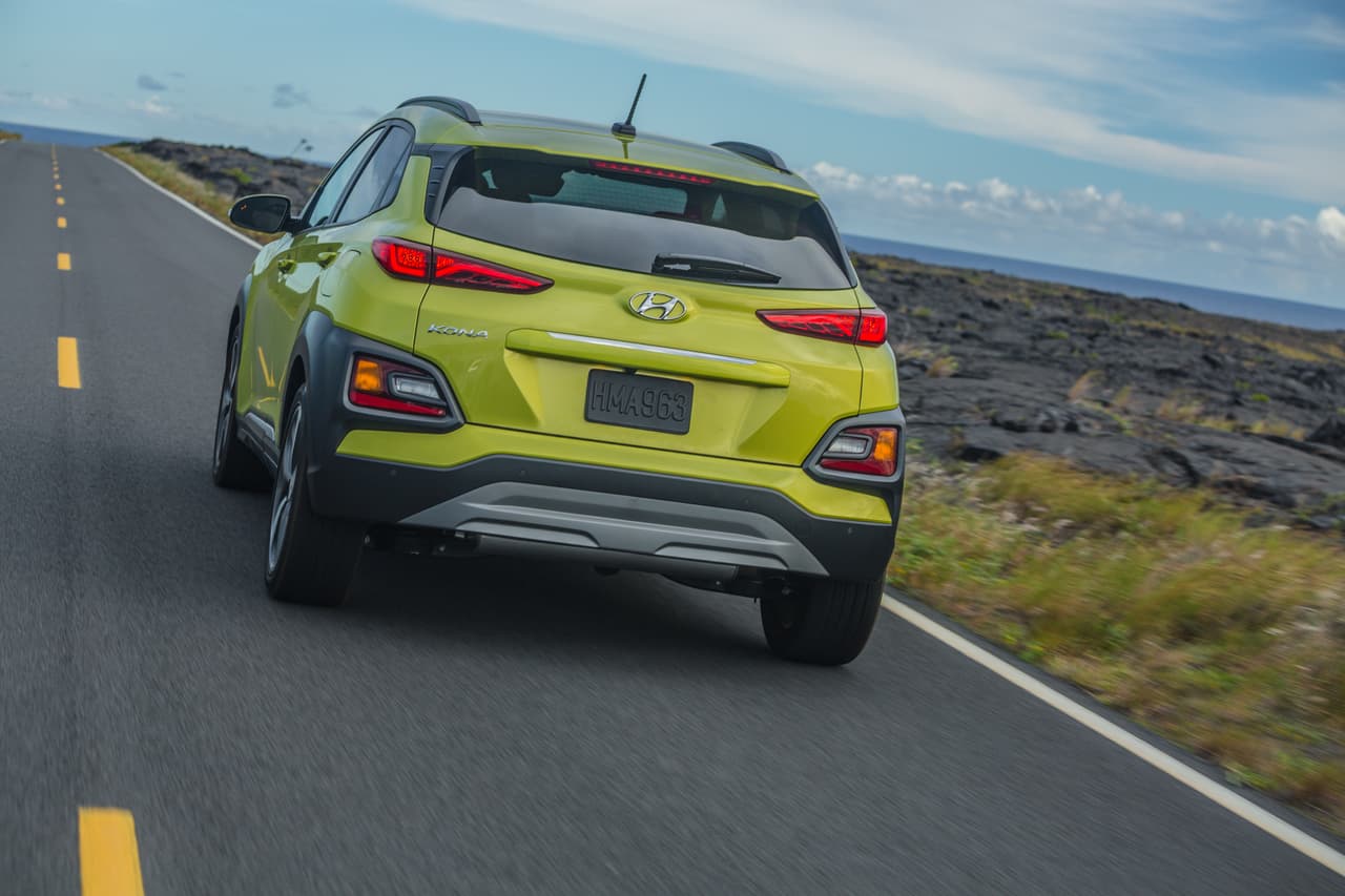 <b>Hyundai Kona 2018</b>
<br>Según la versión el cliente podrá elegir asistencias de seguridad como: alerta de choque, asistente de mantenimiento de carril, alerta de punto ciego, asistente de cambio de carril, prevención de colisión frontal con detección de peatones, entre otros. La tracción total también será opcional.
<br>El modelo llegará a Estados Unidos en el primer trimestre de 2018.
