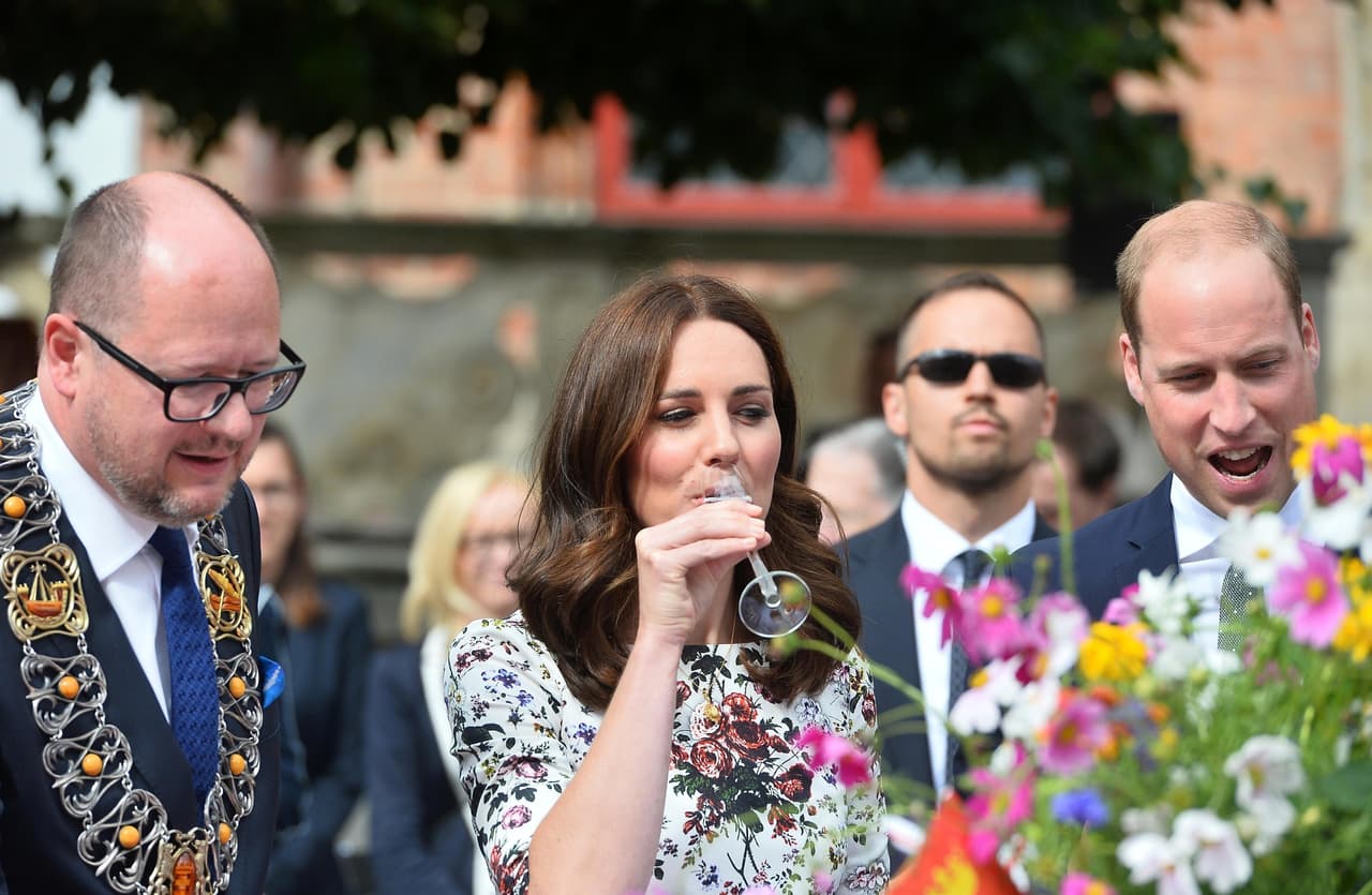 Mientras el príncipe William se recuperaba, Kate Middleton finalmente probaba la vodka.