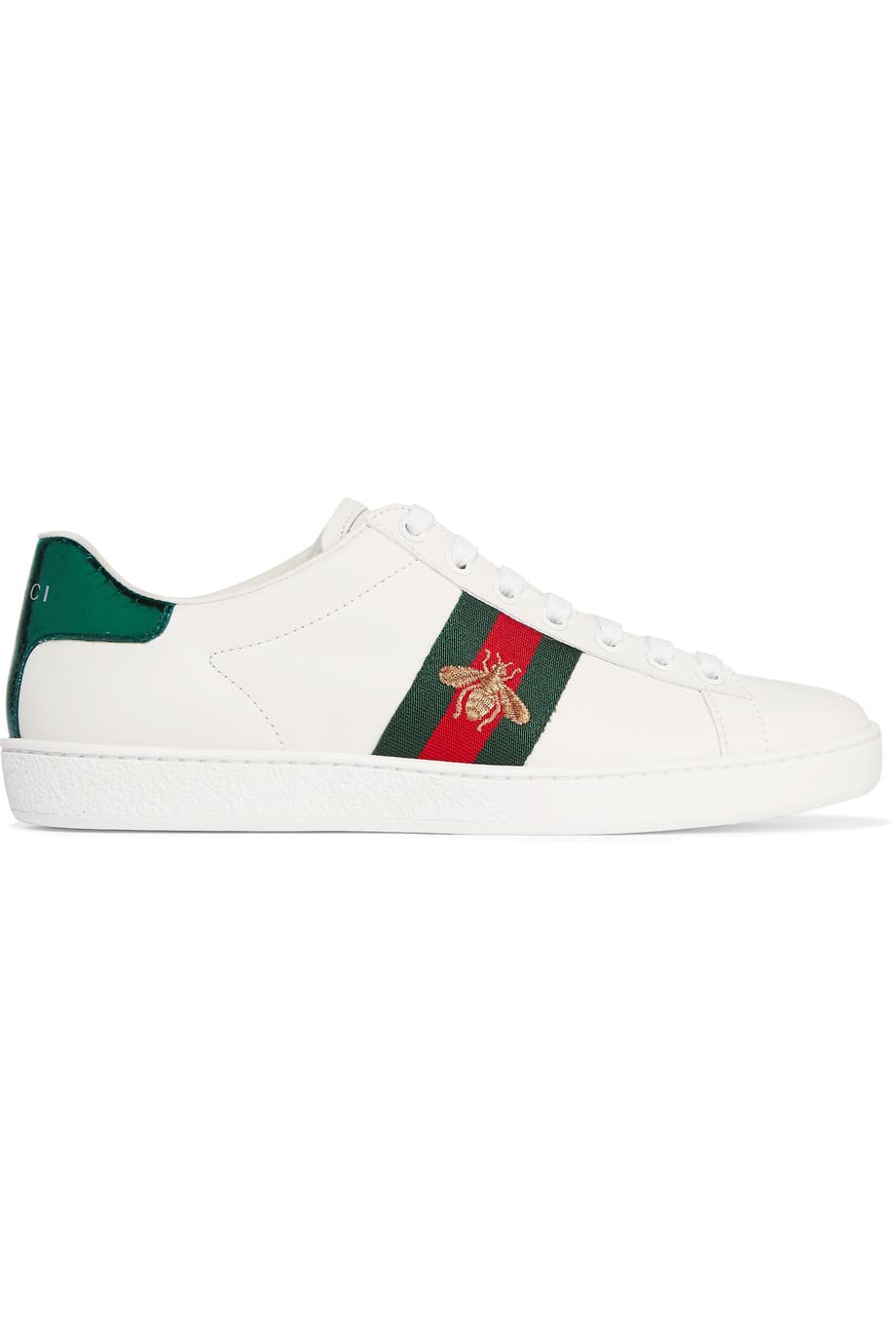 12. Los clásicos tenis de Gucci se reinventan al poner la icónica bandera de la marca en verde y roja y la firma de abeja dorada de Alessandro Michele’s. Son tan versátiles que puedes usarlos con una falda femenina midi o con unos jeans estilo boyfriend. (
<b>Gucci)</b>
<br>