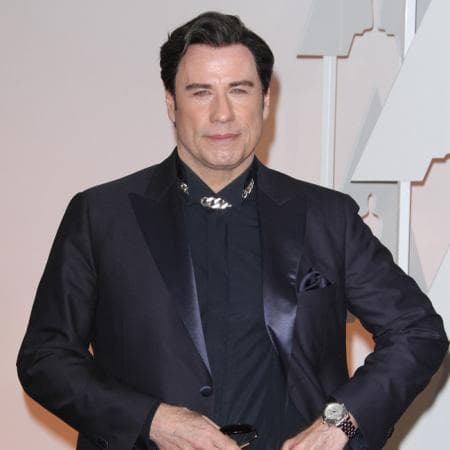 John Travolta sufrió la pérdida de su hijo Jett, quien murió por complicaciones provocadas por una convulsión. El joven de tan solo 16 años se resbaló dentro del baño, lo que le provocó un mortal golpe en la cabeza que derivó en su fallecimiento.