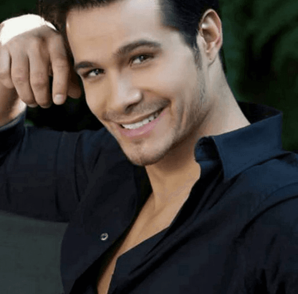 Brandon Peniche se integró a este melodrama para darle vida al guapo doctor Javier.