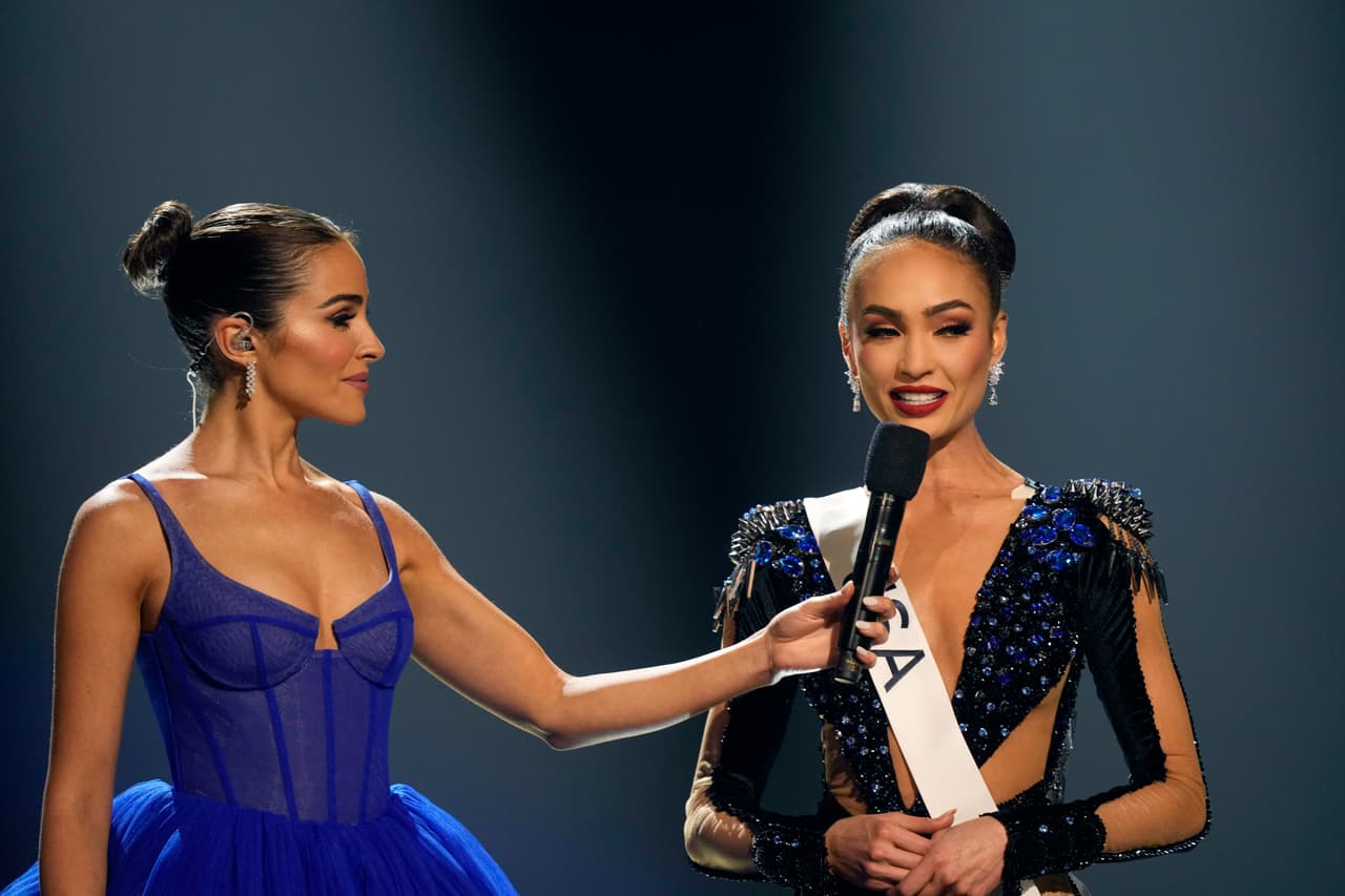 "Es una diseñadora de moda, modelo e 
<b>instructora de costura </b>respetuosa con el medio ambiente y apasionada por la vida", dice su biografía.
<br>