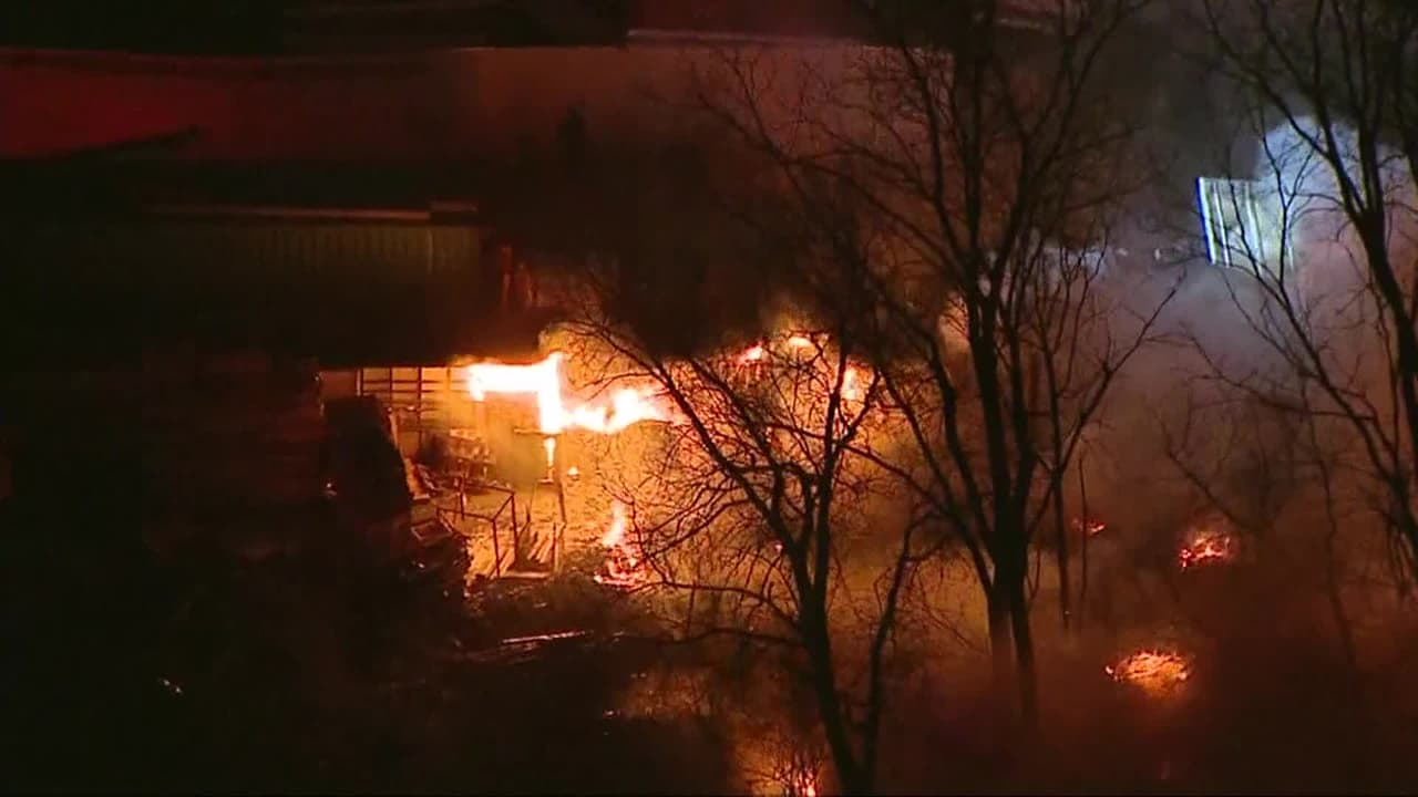 Se desata incendio masivo en área industrial en el barrio de Las Empacadoras