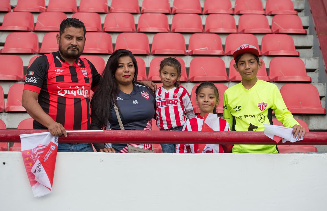 Con la ventaja de ser locales, los aficionados del Necaxa fueron los que primero llegaron al estadio Victoria pero al final se llenó de color y buen ambiente junto a los fanáticos del Toluca.