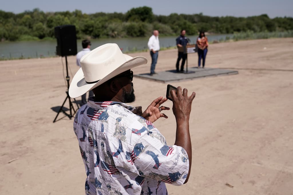 DeSantis también quiere reinstaurar la política de Permanecer en México para hacer que los solicitantes de asilo esperen en México las audiencias en el tribunal de inmigración de Estados Unidos. Dicho plan necesitaría la aprobación de México.
<br>