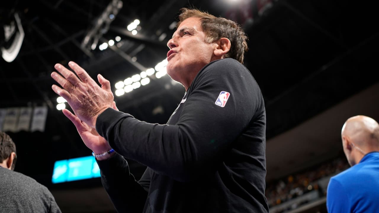 Mark Cuban, propietario de los Mavericks de Dallas, aplaude mientras camina rumbo a la duela durante un tiempo fuera en la segunda mitad del partido del torneo de la NBA In-Season en contra de los Nuggets de Denver, el viernes 3 de noviembre de 2023, en Denver.