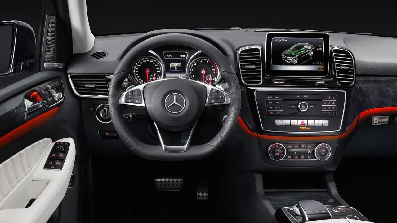 La 
<b>Mercedes-Benz GLE</b> (antes conocida como la ML) es la camioneta correspondiente a la Clase-E de vehículos de tamaño mediano del constructor alemán. Desde su lanzamiento en 1997 ha sido una de las camionetas de lujo favoritas del público estadounidense.