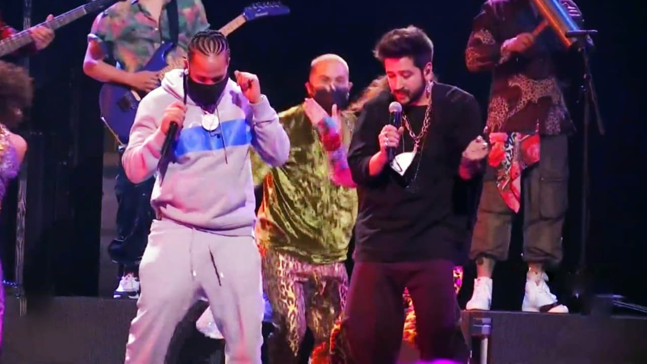 Aquí los vemos sacando sus mejores pasos de baile y en un pequeño adelanto de lo que será su actuación.