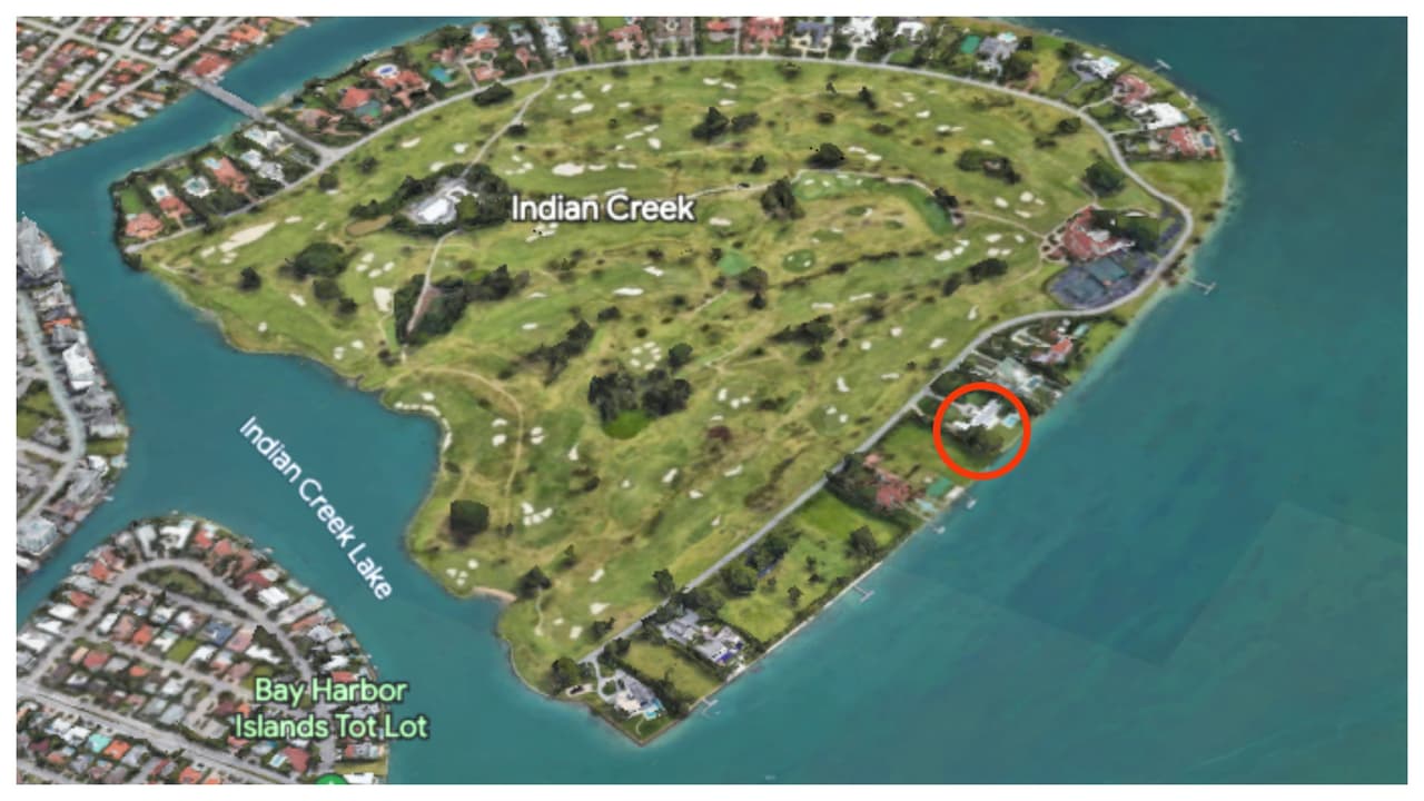 Esta es la isla de Indian Creek, Florida, lugar donde Jeff Bezos acaba de comprar la mansión de 864 metros cuadrados (9.300 pies cuadrados), de tres habitaciones y con piscina está 
<b>ubicada frente al mar en un terreno de 1,1 hectáreas (2,8 acres). </b>Un sitio exclusivo, alejado de la gente, pero a una distancia de 14 millas del centro de Miami.
