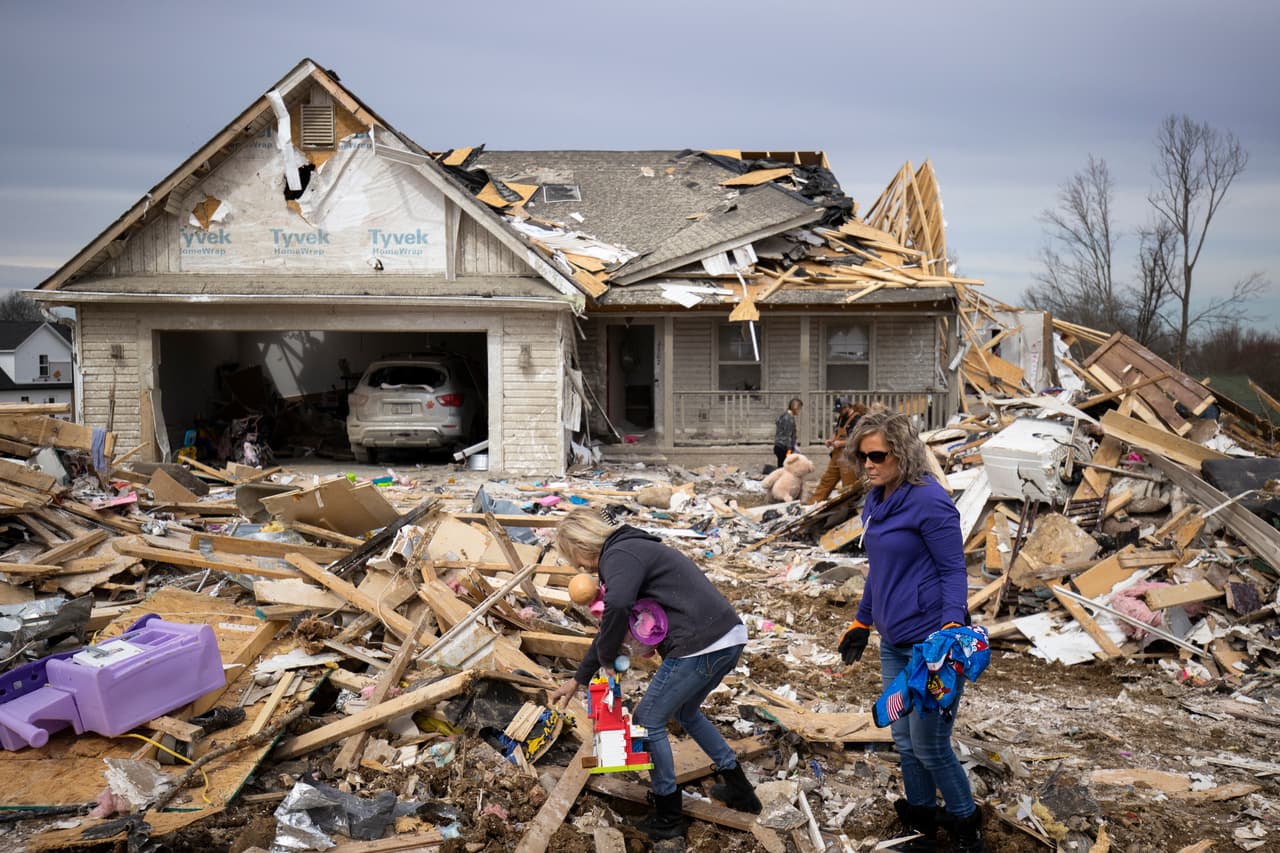 <b>Tornados en Tennessee.</b> El 3 de marzo, una serie de tornados golpeó el centro del estado, 
<a href="https://www.univision.com/noticias/sucesos/en-fotos-tornados-en-tennessee-dejan-19-muertos-y-escenas-de-destruccion-por-todo-el-estado-fotos"><u>incluyendo uno que arrasó el área metropolitana de Nashville</u></a>. Las autoridades locales reportaron que los tornados dejaron dos decenas de víctimas mortales en varios condados.