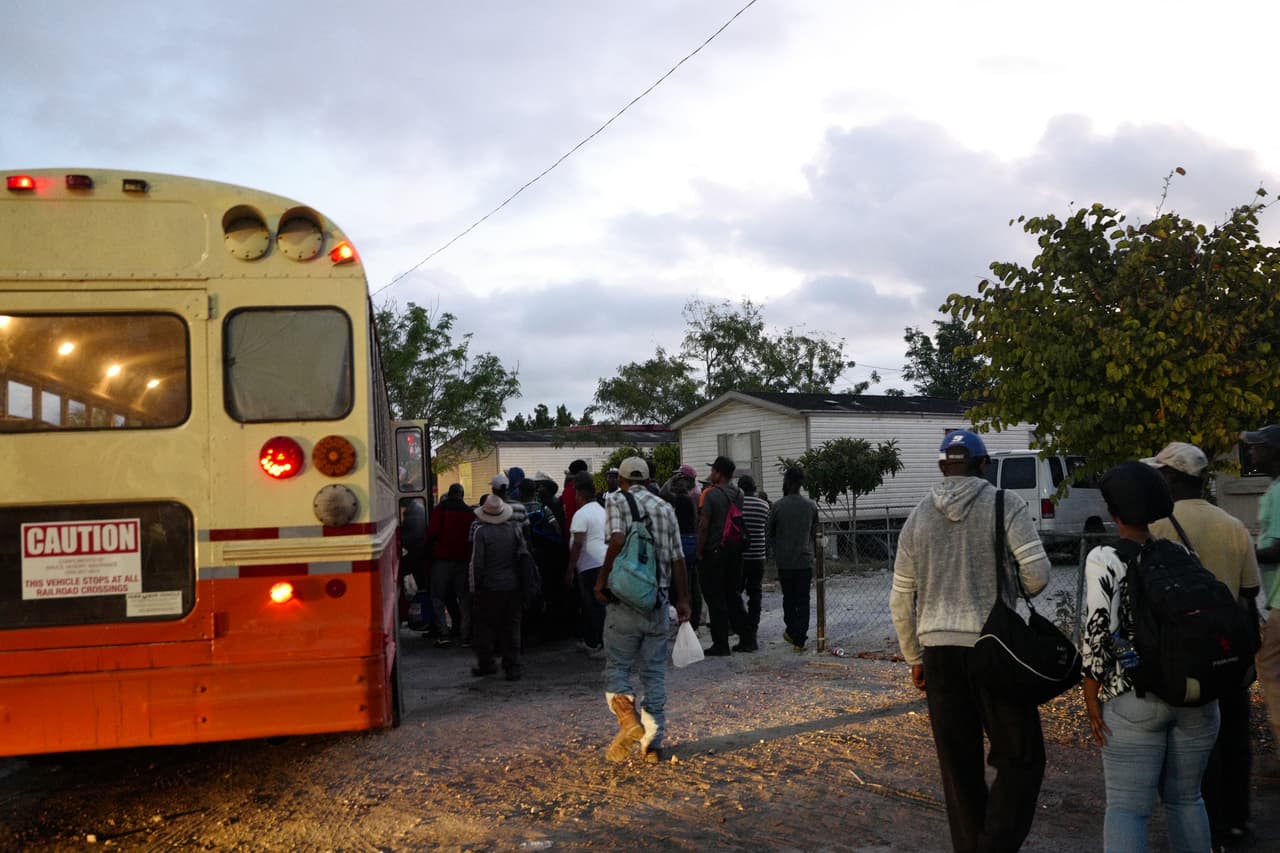 Como trabajadores esenciales, los campesinos continúan yendo cada día a trabajar. Algunos granjeros han tratado de poner más autobuses para que puedan mantener el distanciamiento social.