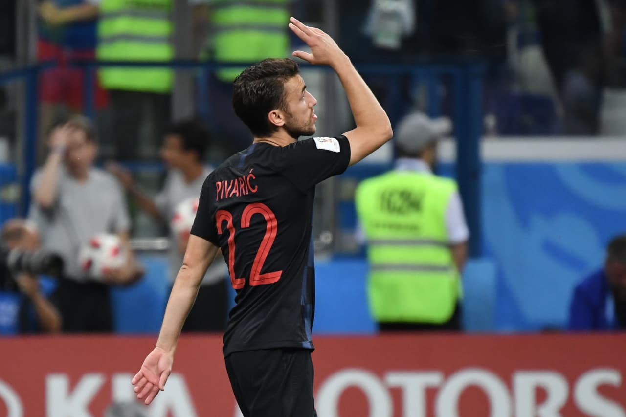 Se lamenta Josip Privaric después de su intento desperdiciado,el lateral croata de 29 años que juega para el Dínamo de Kiev.