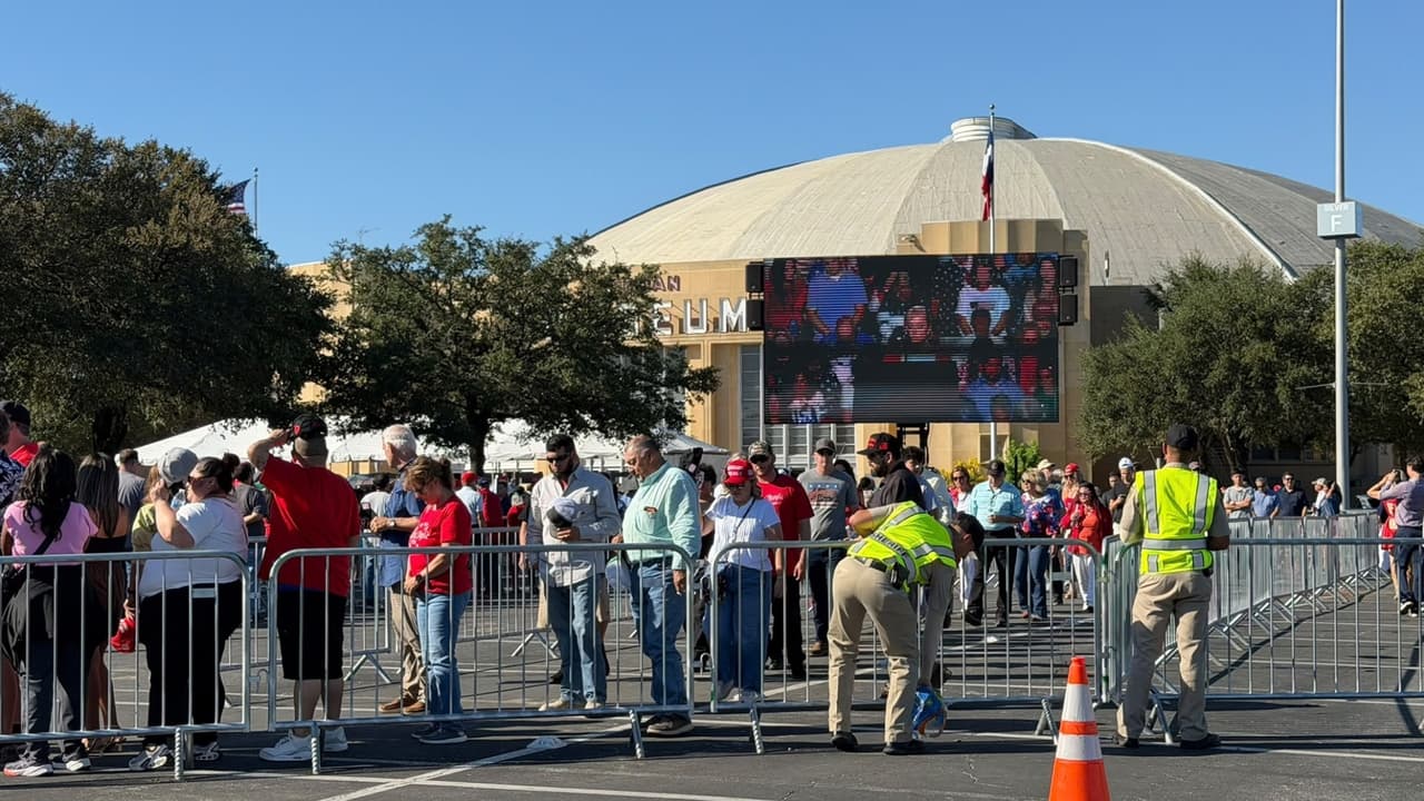 Desde horas antes del evento, simpatizantes de Trump comenzaron a llegar al coliseo para participar en el mitin.
<br>
<br>El recinto fue dividido para controlar el acceso y mantener separadas a las personas que acudieron al evento de quienes se manifestaban afuera.