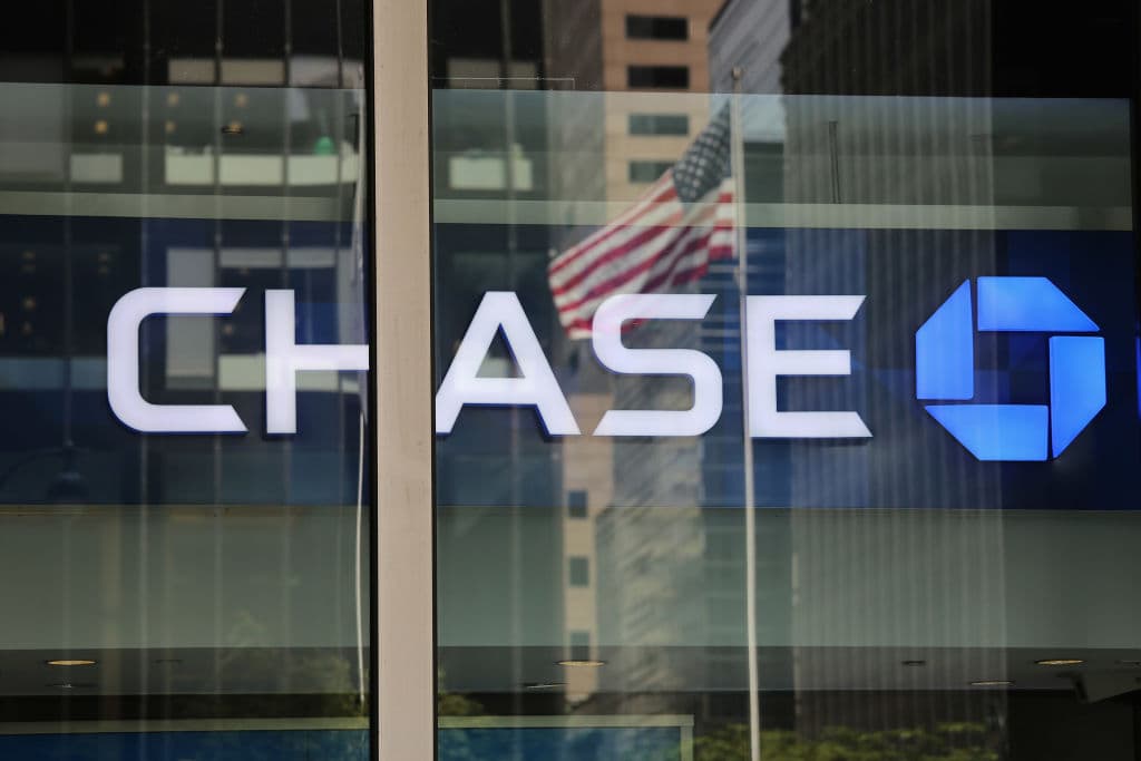<b>4</b>. 
<b><u>JP MORGAN CHASE & CO</u></b>
<br>
<br>
<b>Número de empleados</b>: 271,000 (170,000 en EEUU); 
<b>Principales ubicaciones</b>: Nueva York, Columbus (OH), Chicago; 
<b>Empleos más comunes</b>: Ingeniero de software, banquero asociado, banquero personal; 
<b>Habiliades más demandadas</b>: banca, Alteryx, Series 6; 
<b>Filiales</b>: J.P. Morgan, Chase, WePay…