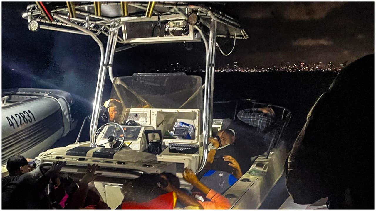 Detienen a 25 personas en una presunta embarcación de contrabando en las costas de Miami
