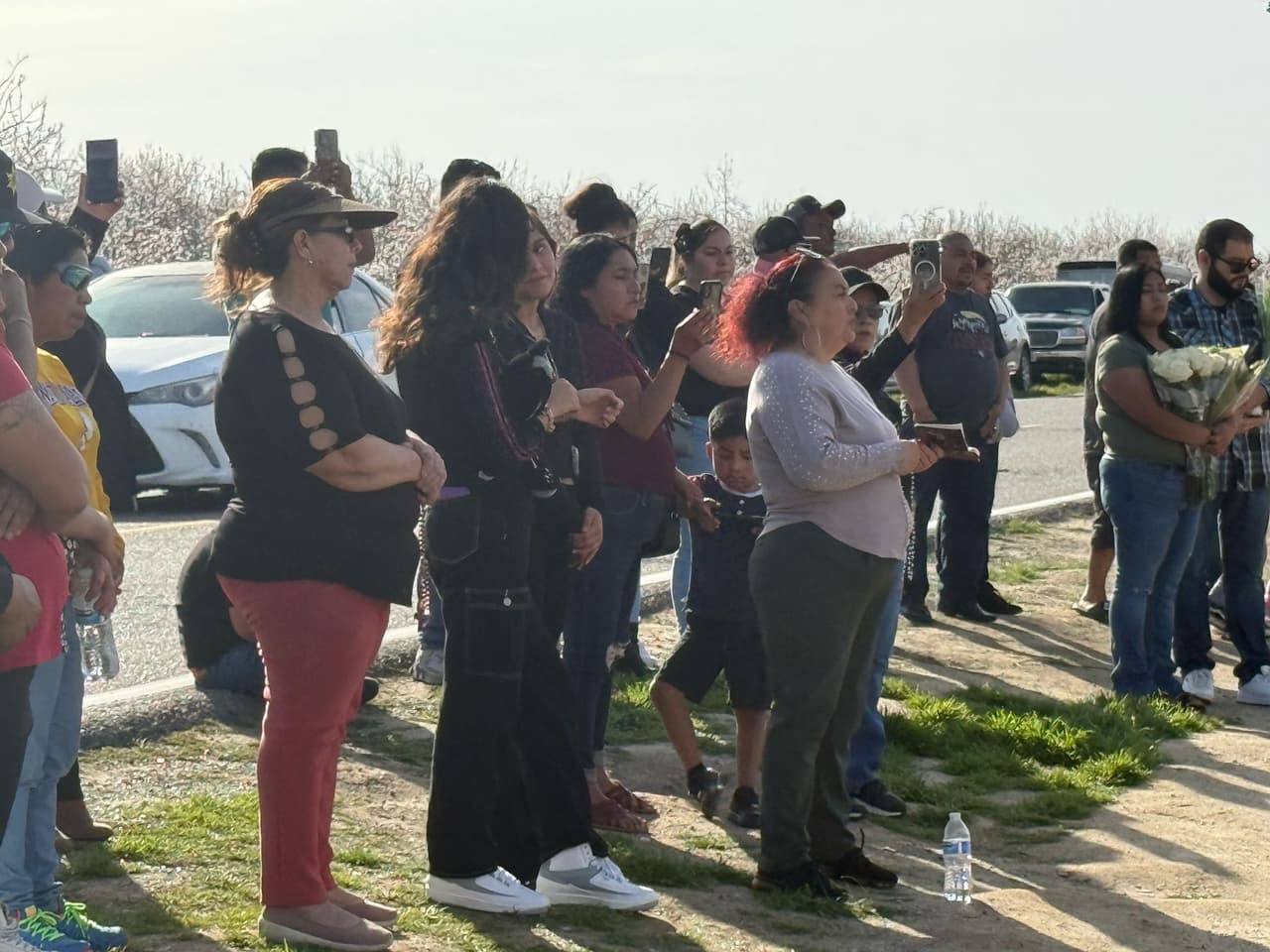 <b>Unidos en el dolor:</b> La comunidad agrícola del Valle Central, particularmente de Kerman y Firebaugh, se une en solidaridad durante la vigilia en el sitio del accidente, reflejando el impacto duradero que esta tragedia ha tenido en las familias trabajadoras de la región.