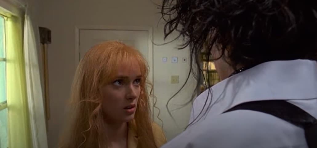 <b>‘Edward Scissorshands’</b>
<br>Después de ‘Beetlejuice’, Winona volvió a trabajar con Tim Burton para la película ‘Edward Scissorhands’ en la que compartió créditos con su exnovio Johnny Depp. Tenía el personaje de Kim, quien a pesar de sus constantes quejas sobre el joven manos de tijeras, termina enamorándose de él.