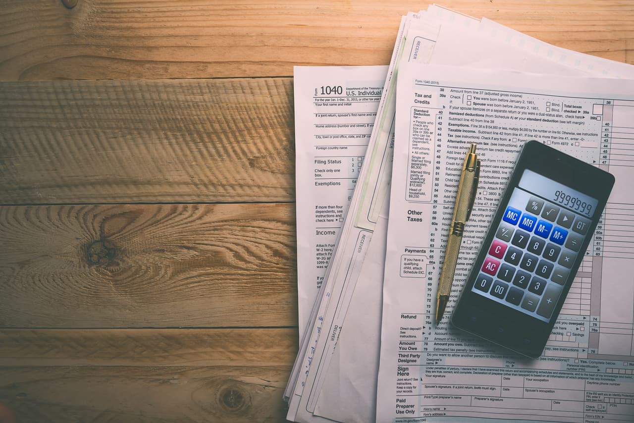 Este programa proporciona dos maneras para que los contribuyentes puedan preparar y presentar sus impuestos federales sobre los ingresos gratis. En la primera, el Free File del IRS tradicional proporciona opciones de preparación y presentación de impuestos gratis en sitios web de socios del IRS. Los socios son compañías de preparación de impuestos en línea que desarrollan y ofrecen este servicio sin costo alguno a los contribuyentes que califiquen para recibirlos.