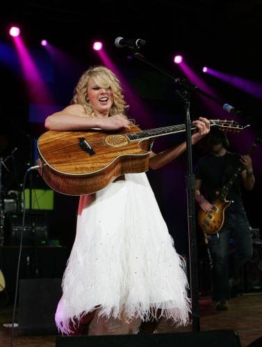 A pasos agigantados, Taylor Swift fue ganando prestigio en la música, y con su segundo disco reafirmó su éxito.