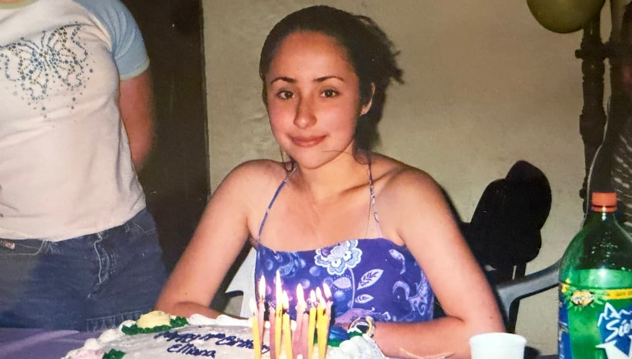 El segundo trabajo que Eliana Moreno tuvo fue 
<b>como recepcionista</b> del consultorio del dentista de la familia. Mientras estudiaba, 
<b>trabajaba y guardaba dinero para comprar un auto</b>. Escribió Johan Moreno que finalmente Eliana se pudo comprar su primer auto: se trató de un 
<b>Oldsmobile Alero usado, de 1999</b>. ¿Dónde lo compró? Lo consiguió a través de la revista
<b> 'Auto Trader'</b>.
<br>
<br>En ese mismo carro, recordó, fueron "al casino Morongo, donde CBS 2 organizaba el concurso 'Reportero deportivo por un día'. Fui con ella aquel día y el coche ya empezaba a sobrecalentarse cuando llegamos al casino. 
<b>Había más de mil personas haciendo cola, ¡y ella ganó!</b>".
