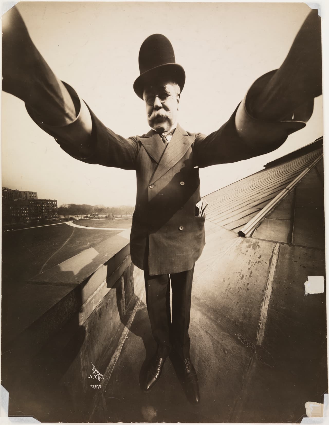 <b>Selfie en Nueva York, 1920.</b> El fotógrafo Joseph Byron, fundador del estudio fotográfico Byron Company, tomó su pesada cámara de entonces para retratarse a sí mismo en un techo de la ciudad.
