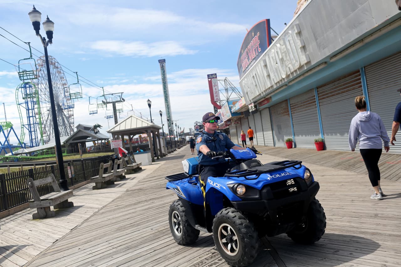 Un oficial de policía patrulla el paseo marítimo