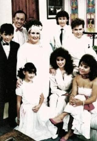 Estrenada en 1986, 'Nosotros los Gómez' reunió a Evita Muñoz 'Chachita' con Freddy Fernández 'El Pichi', casi cuatro décadas después de ser una pareja juvenil en cine. La serie constaba de episodios con mensaje sobre una familia de 6 hijos con una madre muy entrometida, pero buena gente.