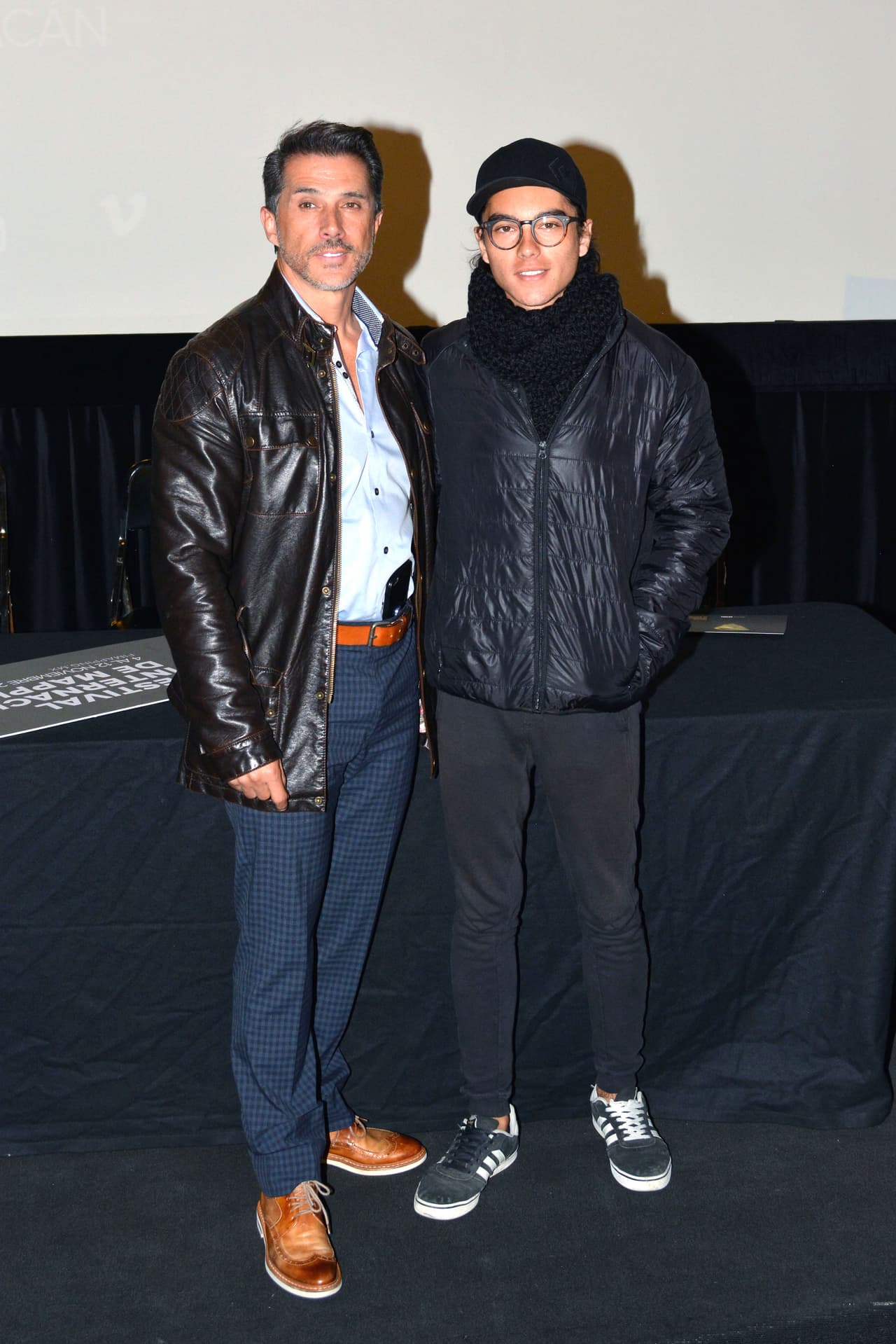 Las cosas 
<b>entre padre e hijo parecen mejorar.</b> En junio de 2018, Sergio Mayer había admitido que mantenía una relación lejana con su hijo.