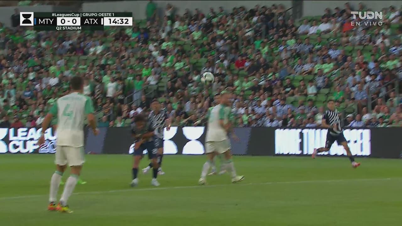 ¡Manotazo! Stuver saca el trallazo de la pierna derecha de Rojas