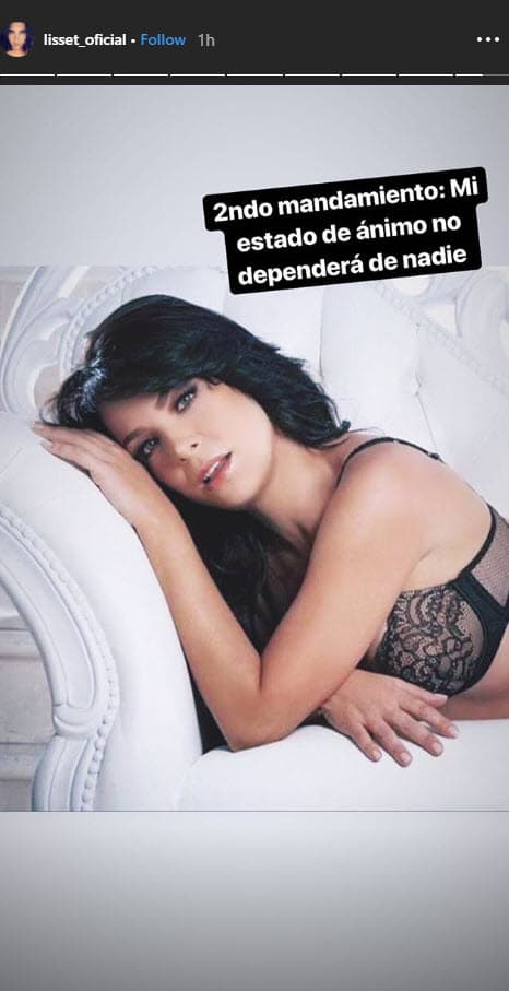 Los textos van acompañados de imágenes donde usa lencería.