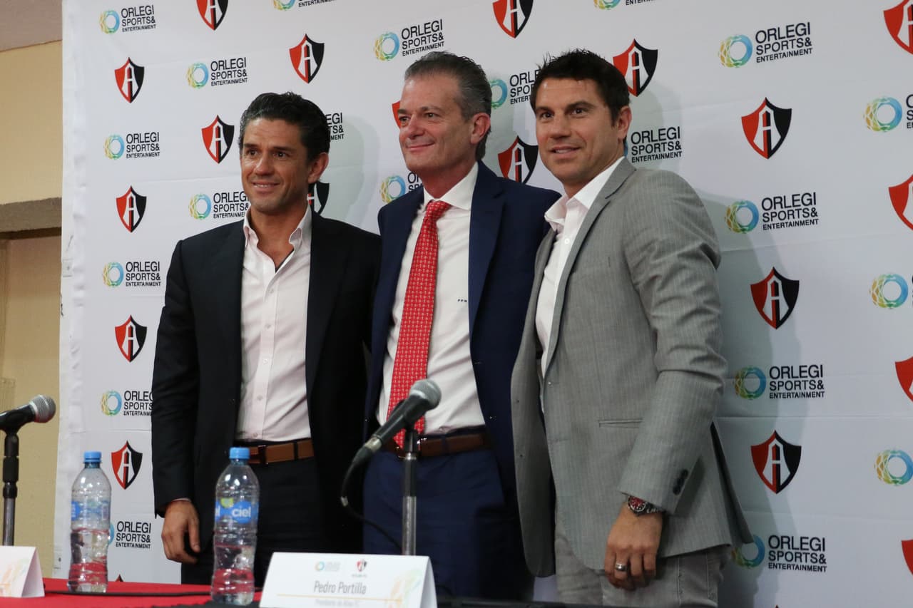 De izq. a der.: Alejandro Irarragorri, propietario del Atlas; Pedro Portilla, presidente del Atlas; y Leandro Cufré, técnico del Atlas; estuvieron en la presentación de Grupo Orlegi en el estadio Jalisco, donde dejaron en claro que van por la gloria en la Liga MX.