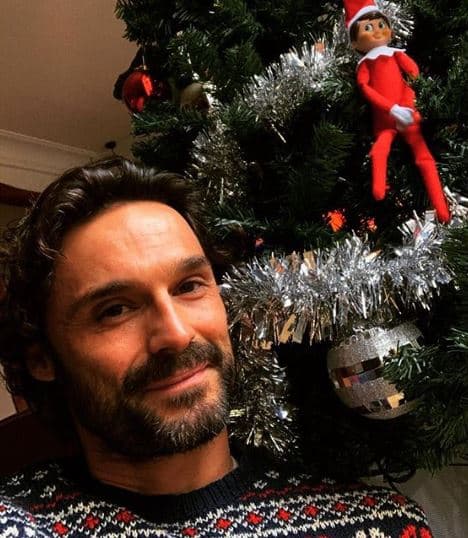 El actor está pasando la Navidad junto a su familia, en la provincia de Aranjuez en Madrid, España.