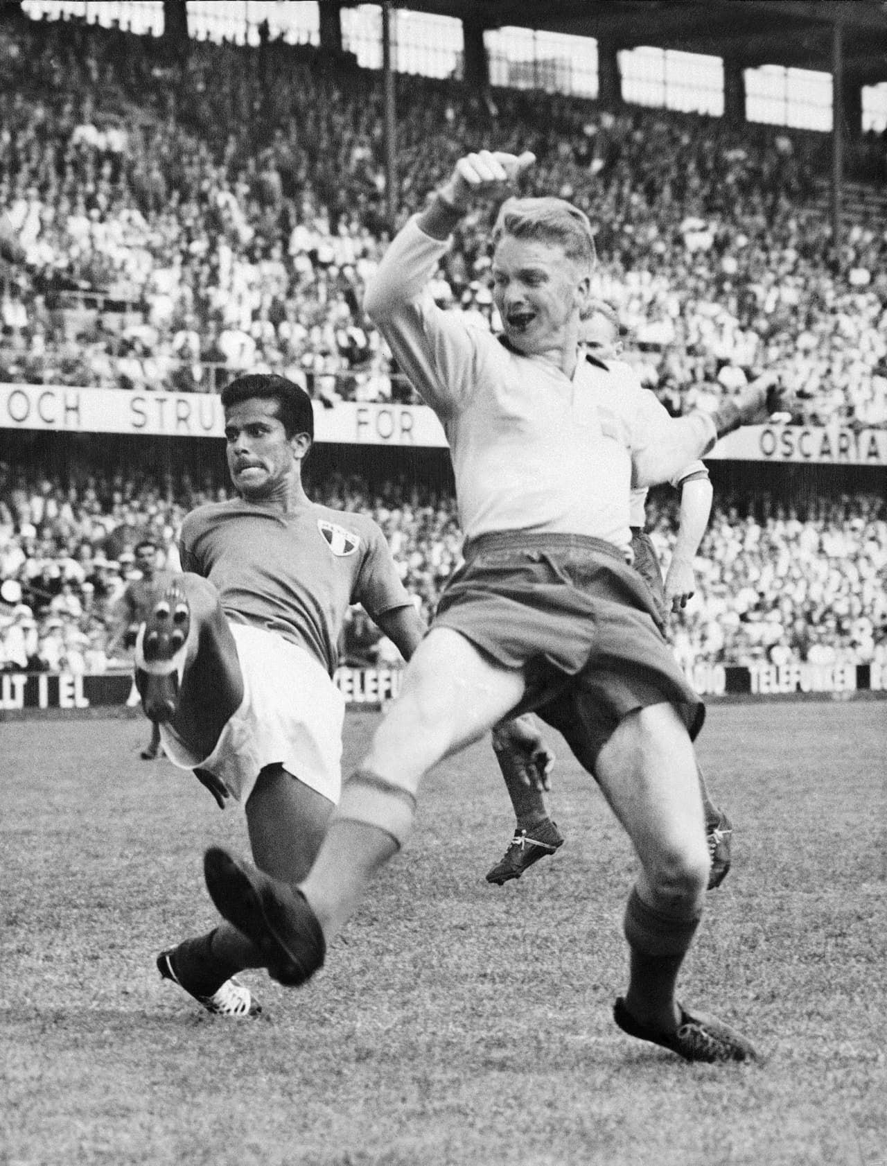 <b>El anfitrión impone</b>
<br>- La escuadra mexicana sumó su tercera derrota en partidos inaugurales de Copa del Mundo tras ser superado de forma contundente 3-0 por la selección europea.
<br>- Aquí está en acción, Agne Simonsson, el anotador del primer gol en aquel encuentro ante el tricolor en el Rasunda Stadium en Estocolmo, capital de Suecia.