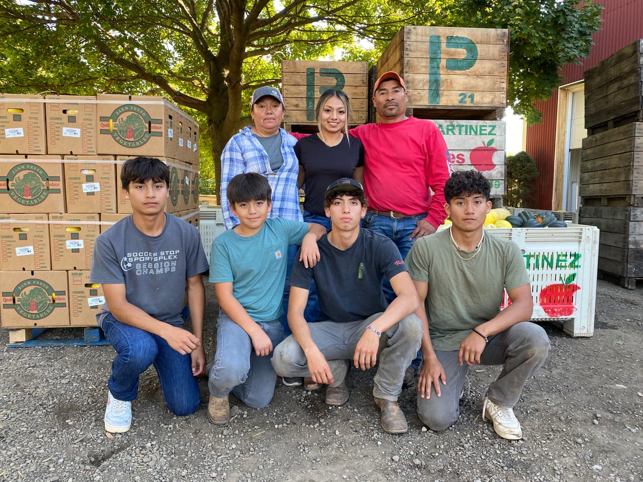 La familia Martínez Pérez en pleno. Ese 4 de octubre de 2022 trabajaban todos en etiquetar y empaquetar zucchini y calabazas duras. Los hijos tienen entre 11 y 24 años.