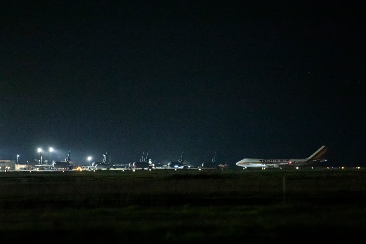 Los estadounidenses fueron enviados después por avión. El primero aterrizó en la base de Travis, en el norte de California, poco antes de las 23:30 de la madrugada. El segundo vuelo llegó igía a la base de Lackland, en Texas.
<br>