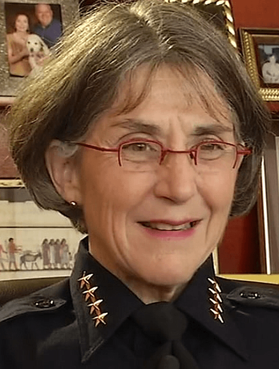 <b>Anne Kirkpatrick </b>
<br>
<br>Comenzó su carrera policial en 1982 en el Departamento de Policía de Memphis. Durante sus 38 años en la policía, ha estado en 8 agencias, 4 como Jefa de Policía.
<br>
<br>Tiene una licenciatura en administración de empresas, una maestría en consejería, una licenciatura en derecho y ha sido abogada licenciada durante 30 años. Kirkpatrick también se graduó de la Academia Nacional del FBI, la Escuela de Desarrollo Ejecutivo de Aplicación de la Ley del FBI y el Instituto Ejecutivo Nacional del FBI.