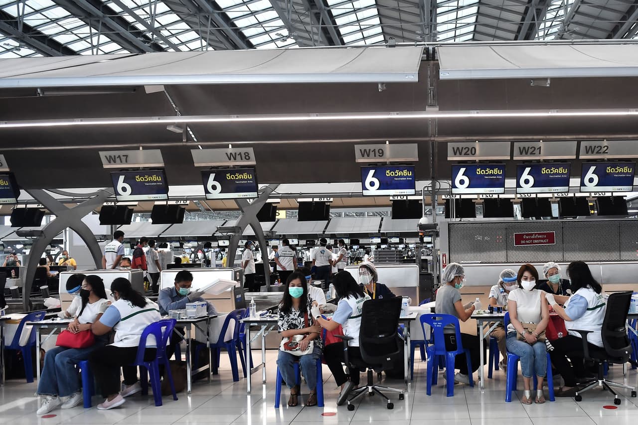 1. Si viaja con niños que no toleran la mascarilla por largo rato, considere la vacunación de los adultos de la familia.