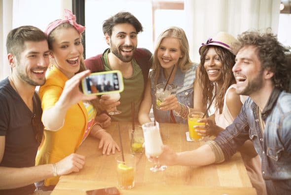 ¿Por qué no desconectar tu móvil de la red antes de beber? Podrás apretar 'Share' más tarde, ¡cuando estés sobria!