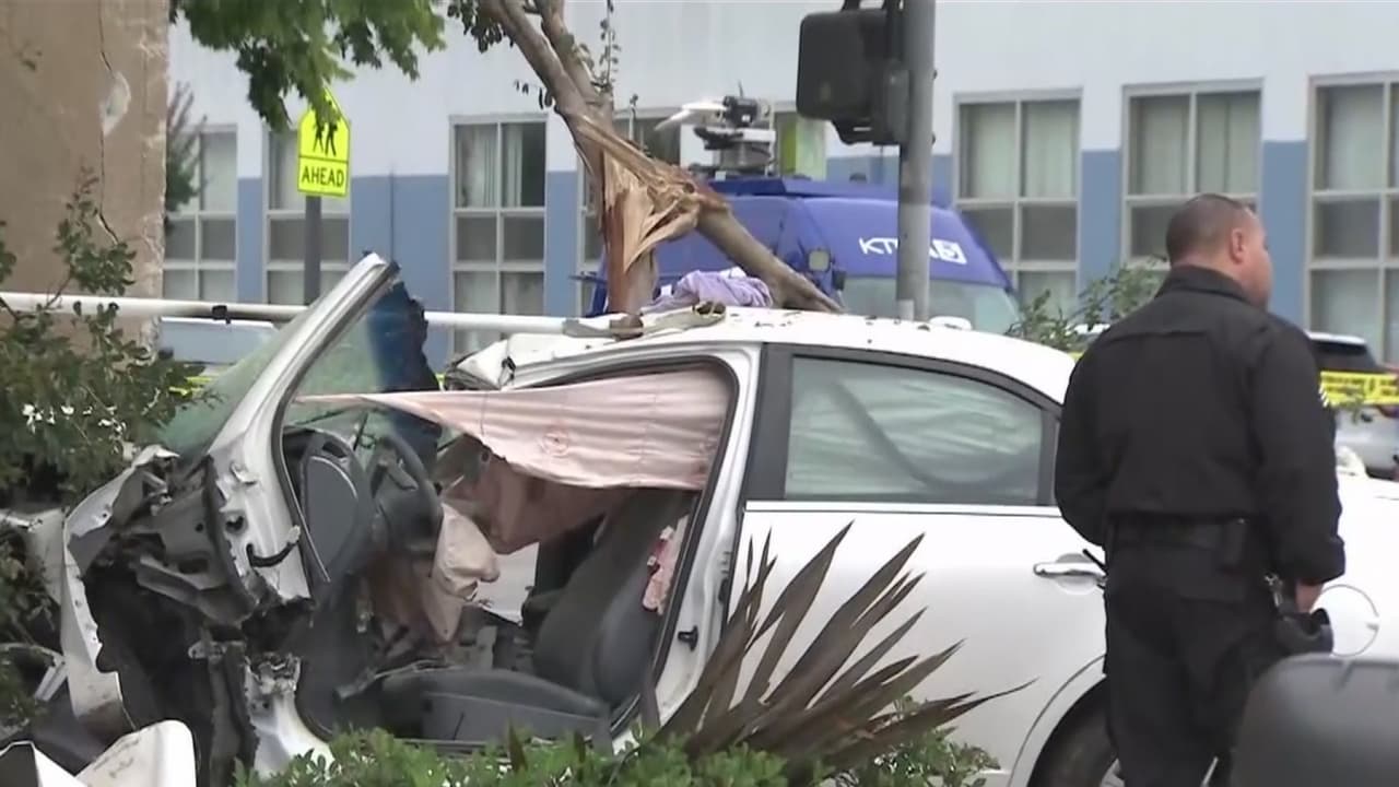 Un muerto y tres heridos tras choque frontal contra vivienda en el sur de Los Ángeles