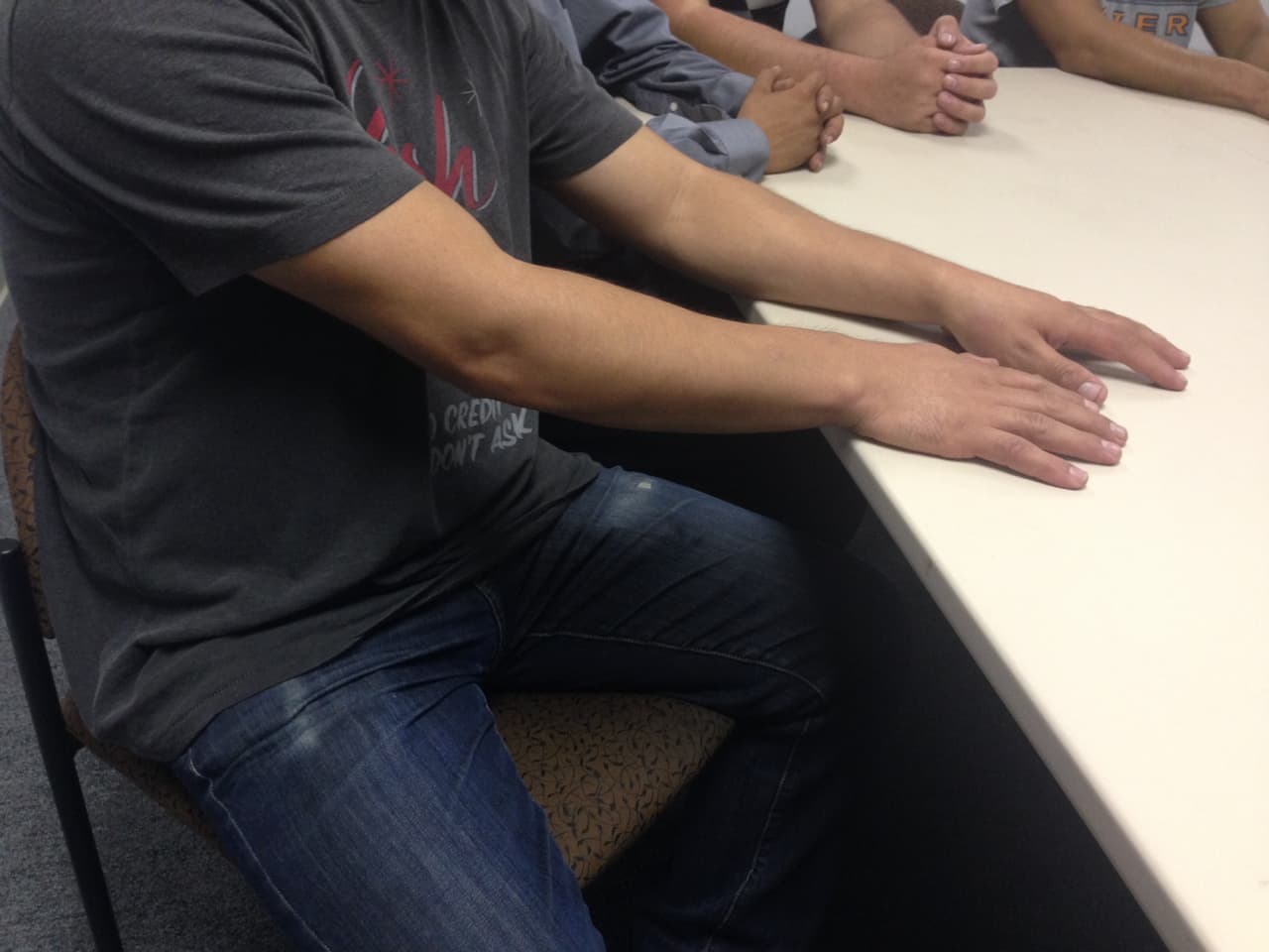 A pesar de haber recibido agresiones físicas, algunos hombres callan por temor a ser deportados.