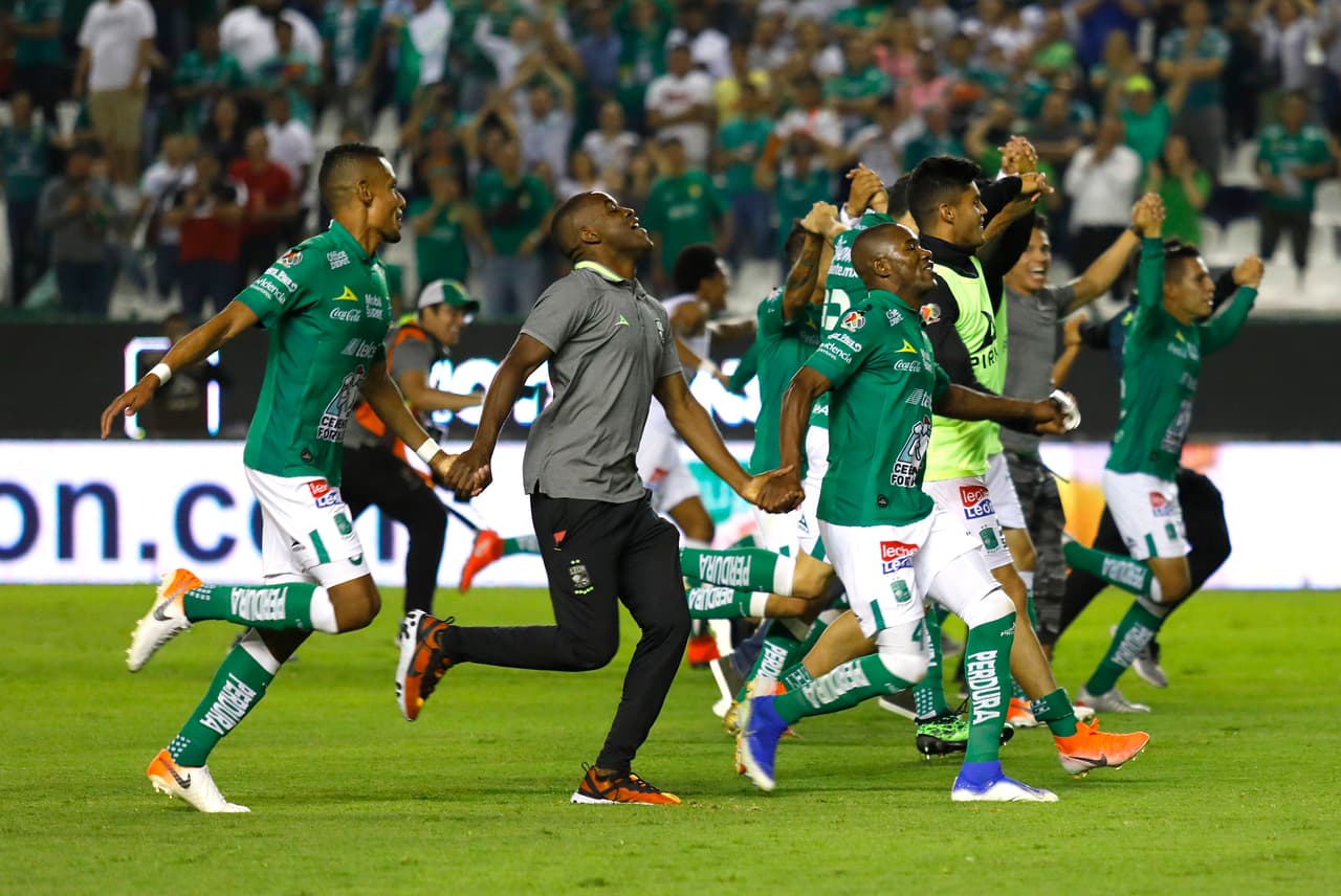 Los jugadores del Léon celebran la clasificación a la Final del 
<a href="https://www.univision.com/deportes/futbol/liga-mx/*">Clausura 2019</a> en el que se enfrentarán con Tigres, comenzando el el 'Volcán' y cerrando en casa.