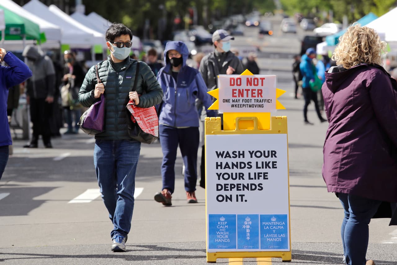 En el estado de Washington, el gobernador Jay Inslee, demócrata, extendió la orden de 'quedarse en casa' hasta fines de mayo. Pero en algunas zonas se han permitido aperturas limitadas, como el recién reabierto mercado de agricultores de West Seattle, que recibió visitantes el 3 de mayo.