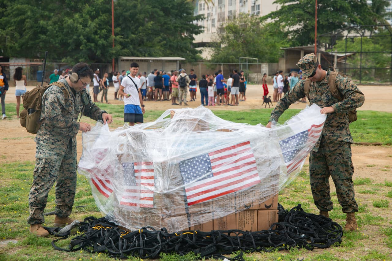 Marines de EE. UU. del 3er Batallón, 2do Regimiento de Marines, Fuerza de Combate Litoral-24, preparan un lanzamiento de suministros para su distribución en La Guaira, Venezuela, el 3 de junio de 2026.