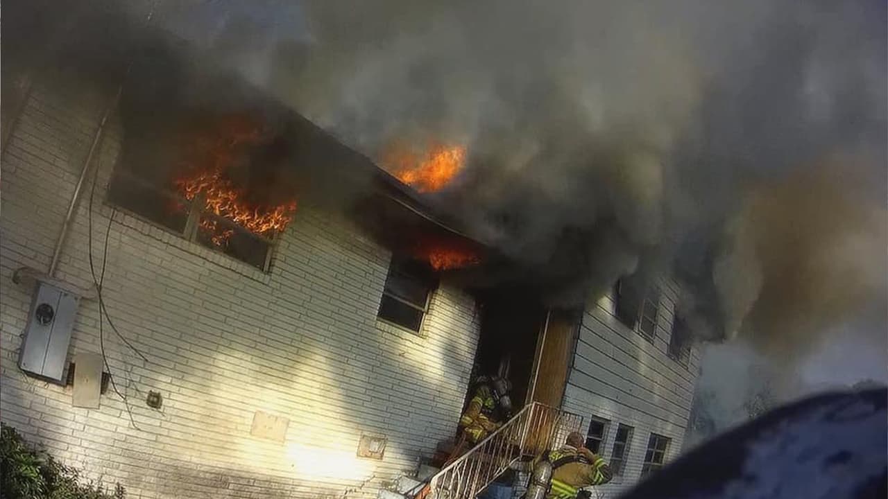 70 personas desplazadas tras voraz incendio en un complejo de apartamentos en Doraville