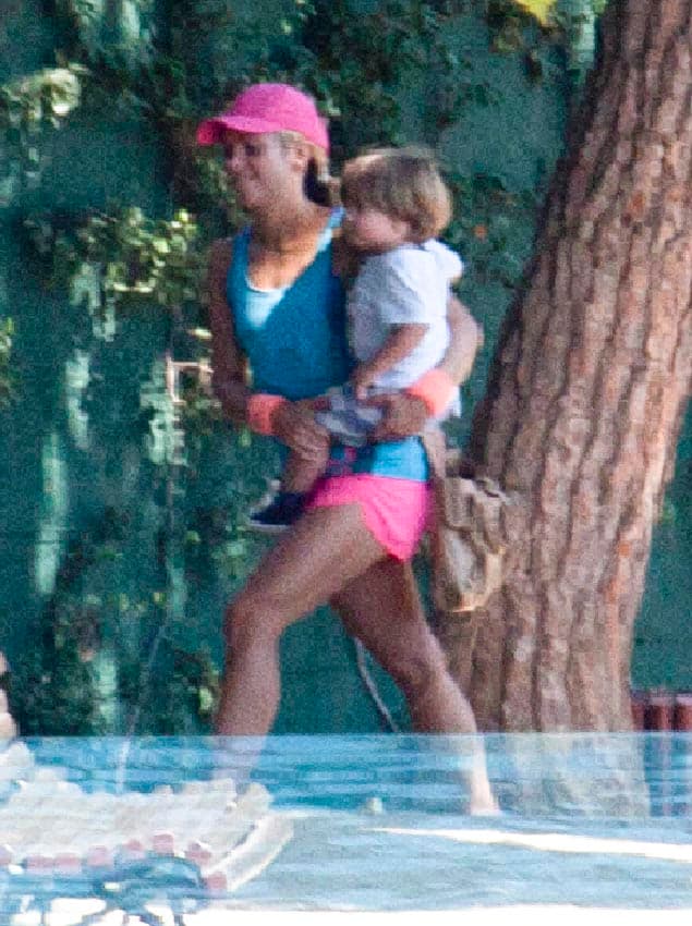 La colombiana llevaba al pequeño Sasha en brazos.