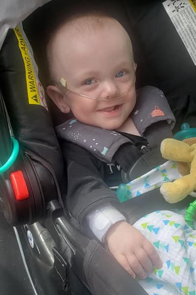 Luego de pasar más de seis meses en el hospital, en diciembre de 2020 Richard pudo volver a casa con su familia. “El día en que Richard recibió el alta de la unidad de cuidados intensivos fue un día muy especial. Recuerdo que lo levanté de la cuna y lo sostuve con lágrimas”, dijo la neonatóloga Stacy Kern.